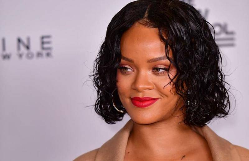 اكتشفي الحقيبة التي لا تتخلى عنها ريهانا في السفر