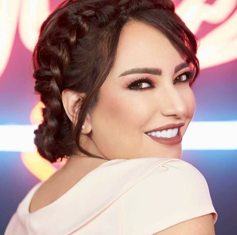 بالصورة – أمل عرفة قبل الماكياج وبعده... هل الفارق كبير؟