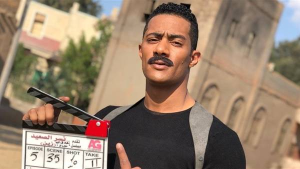 بالفيديو - الجمهور يحاصر سيارة محمد رمضان