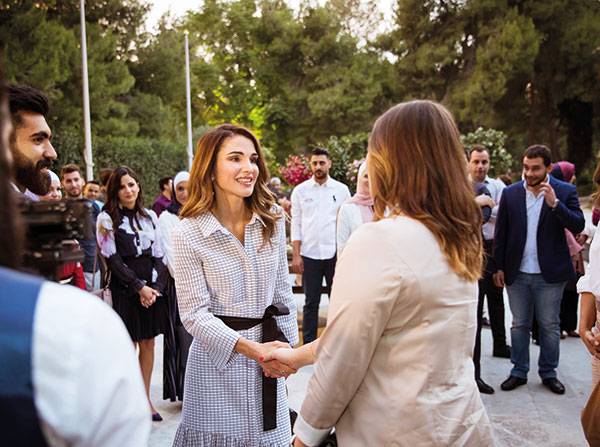 الملكة رانيا 
 تقيم مأدبة إفطار لعدد من الفعاليات الشبابية