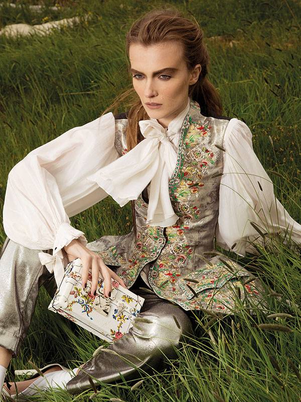 • جيليه مطرز • قميص أبيض • سروال فضي • حقيبة Floral Petite Malle • صندل أبيض Iconic