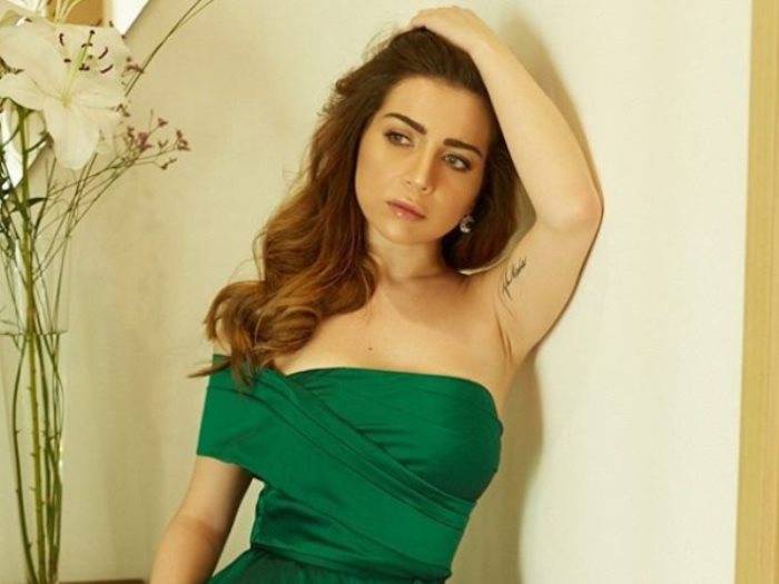 بالصور - مي عز الدين تثير ضجة على مواقع التواصل بتغيّر شكلها