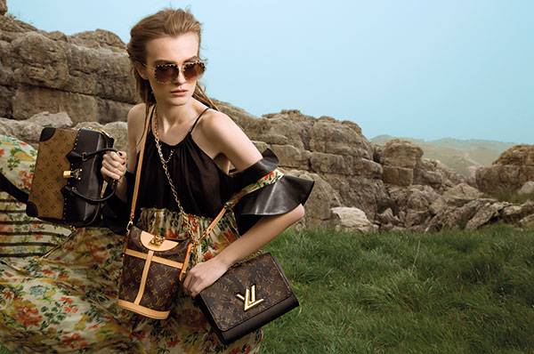 • فستان مطبع بالأزهار • حقيبة City Malle • حقيبة Duffle • حقيبة Monogram Blossom Twist • نظارات The Party Square