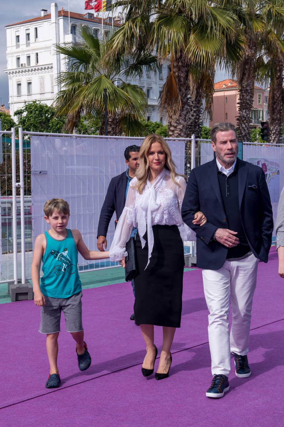 بالصور- بعد زيارته إلى السعودية... جون ترافولتا يزور الجناح السعودي في كان