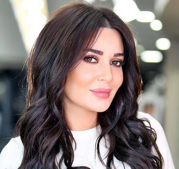 بالفيديو - إبنة سيرين عبد النور تقلد والدتها وترتدي ملابسها... وهذا ما فعله ابنها الصغير في الماء