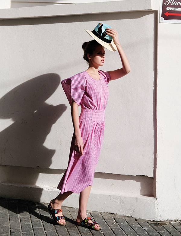 فستان من N21 وحذاء من Maliparmi. الاثنان متوافران لدى محلات سانتياغو Santiago قبعة من Hannia Char لدى محلات ديبيش مود Depeche Mode