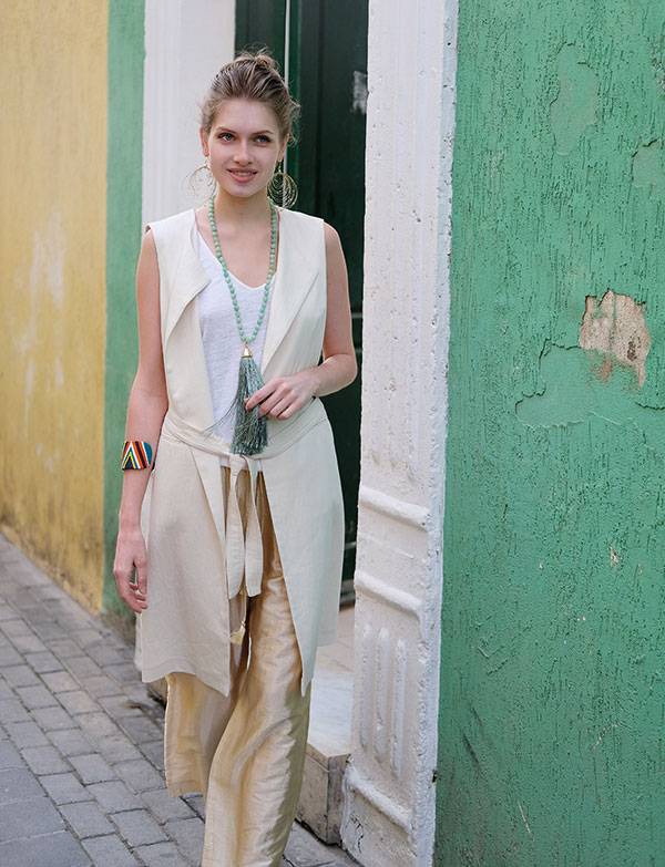 جيليه من Seventy بلوزة من Majestic Filatures سروال من Nanushka أقراط للأذنين وعقد من Rosantica سوار عريض من Beatriz الكل لدى محلات ديبيش مود Depeche Mode