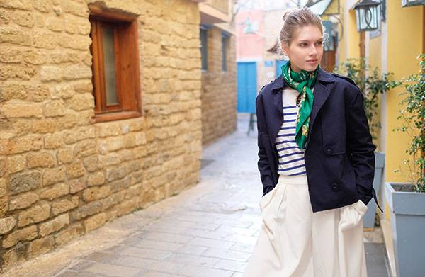 قميص من Leon & Harper سروال من Lucid Label سترة من C/Meo Collective وشاح من Leon & Harper الكل لدى محلات ديبيش مود Depeche Mode