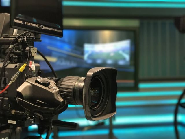 بالصورة- إعلامية شهيرة في المستشفى... لهذا لم تستطع التواصل وقالت 