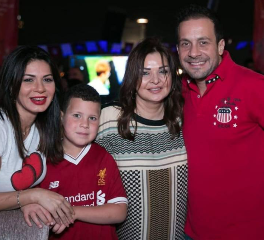 نجلاء بدر تكشف حقيقة السيدة التي مع زوجها في صورة... وهل هي طليقته وأم ابنه؟