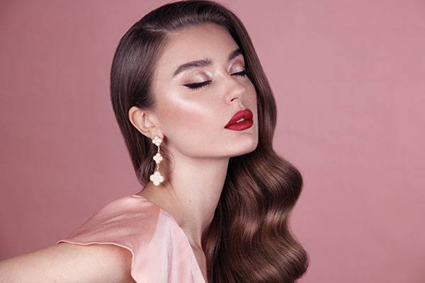 • أقراط الأذنين Vintage Alhambra من الذهب الأصفر والماس 