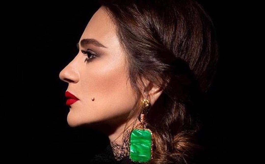 احصلي على سعر أقراط جوليا بطرس المميزة... وتعلّمي كيفية تنسيقها