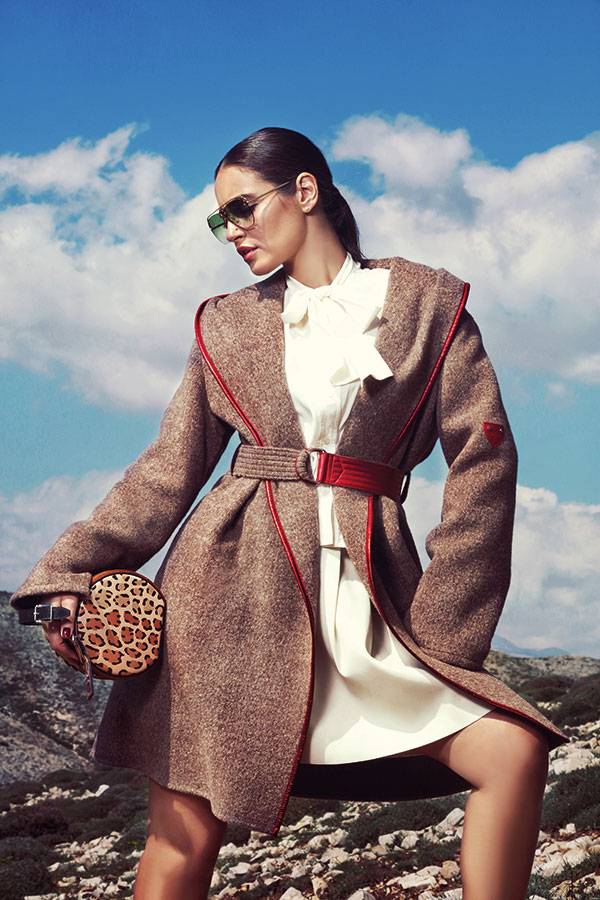 • معطف صوفي مع قلنسوة  • بلوزة من الحرير الأبيض • تنورة مثناة • حقيبة Leopard Petite Boite Chapeau • نظارات Grease Gradation باللون الأخضر