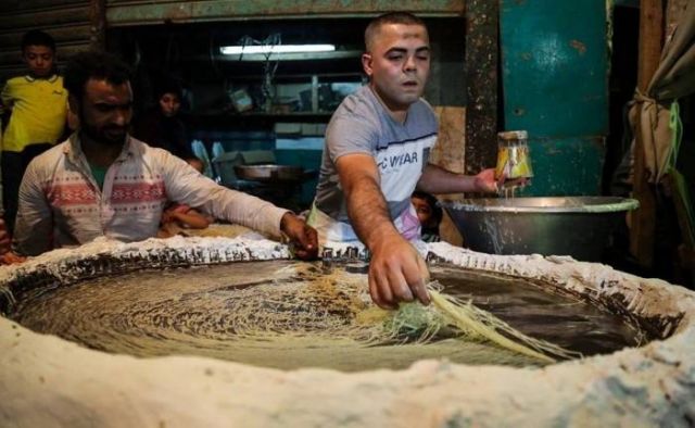 الكنافة اليدوية تتربع على عرش الحلويات في شهر رمضان