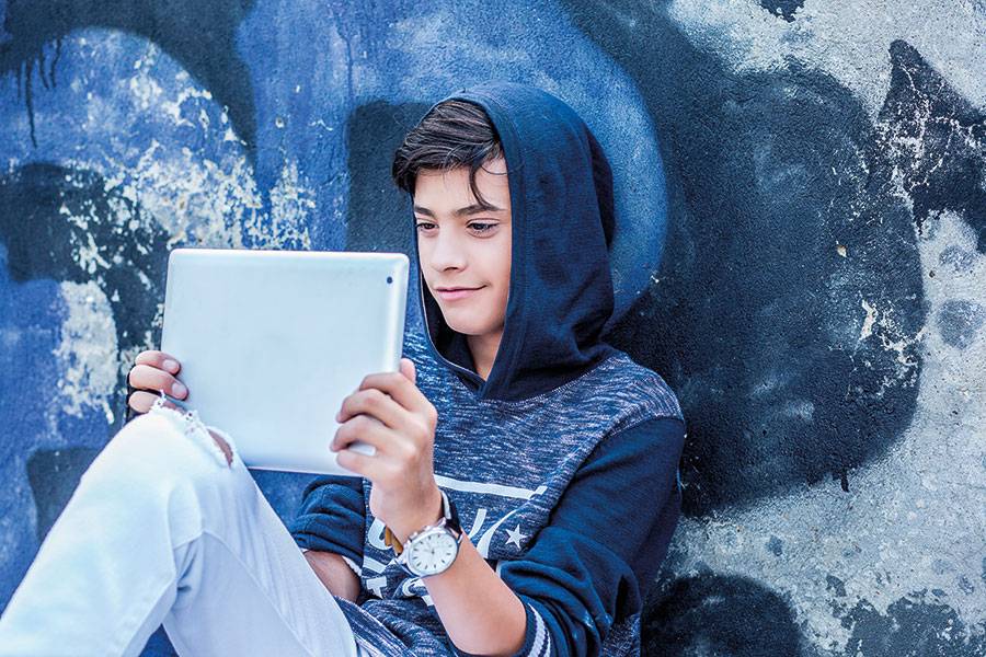 الألعاب والتسوّق الرقمي متى يدمنهما المراهق!