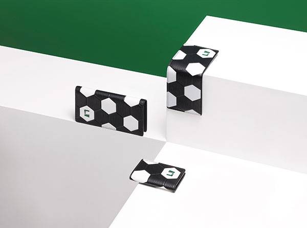 Louis Vuitton تطلق مجموعة من المنتجات المرخّص لها رسميًا من  
كأس العالم لكرة القدم في روسيا 2018