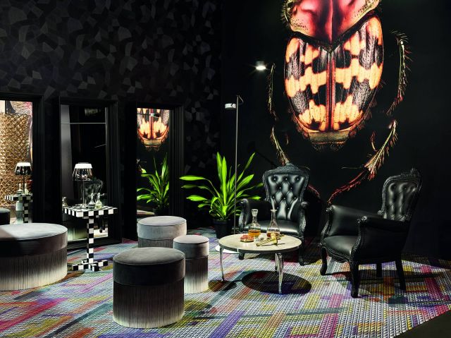 ورق جدران يستحضر من سواده أجواء غرافيكية تعيدنا الى ستينيات القرن الماضي