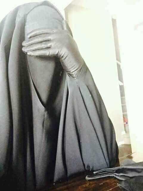 بالصورة-  أول ظهور لحلا شيحا دون نقاب .. أين كانت؟ ومن كان معها؟