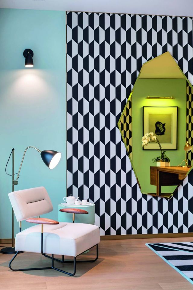 ورق جدران يستحضر من سواده أجواء غرافيكية تعيدنا الى ستينيات القرن الماضي