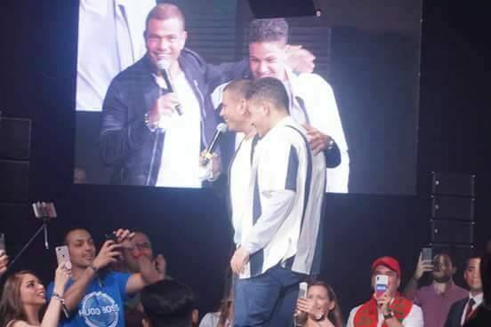 فيديو يثير ضجة - عمرو دياب يغني لدينا الشربيني في روسيا.. ما رد فعلها؟ وماذا فعل ابنه عبد الله؟