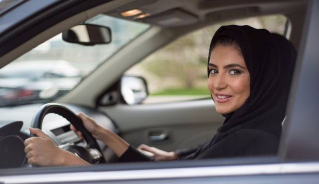 قرار قيادة المرأة السعودية: تغريدات مؤثرة ورسائل توعية