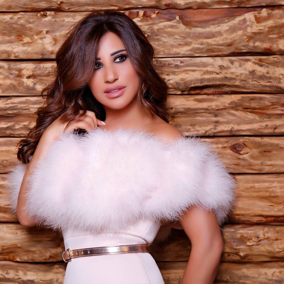 نجوى كرم تدهشنا بجرأة إطلالتها في حفلها في باريس ... وما علاقة مايا دياب بهذا التغيير