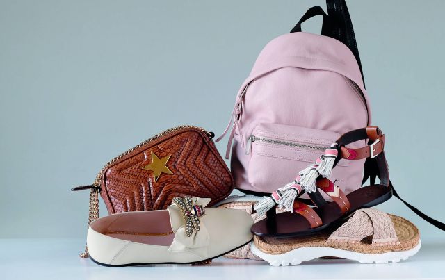 من الأعلى • حقيبة ظهر من Saint Laurent • حقيبة من Stella McCartney • حذاء من Gucci • صندل من Tory Burch • صندل من Stella McCartney