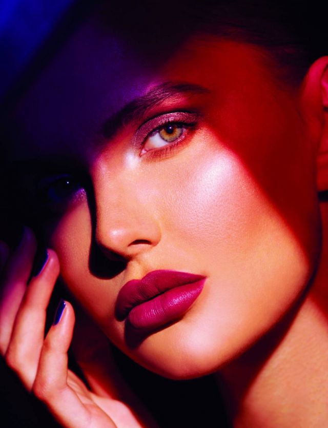 تم توحيد لون البشرة بواسطة كريم الأساس Terracotta Skin والبودرة Blush Terracotta Sous Les Palmiers من Guerlain. وعلى العينين، تم استعمال الظلال Palette 5 Couleurs 155 Magnify من Dior ، والماسكارا Mascara Wonder Noir من Clarins. أما الشفتان فتم تلوينهما بأحمر الشفاه Le Rouge 315 Framboise Velours من Givenchy ، فيما تم تلوين الأظافر بالطلاء Le Vernis 622 Violet Piquant من Chanel.