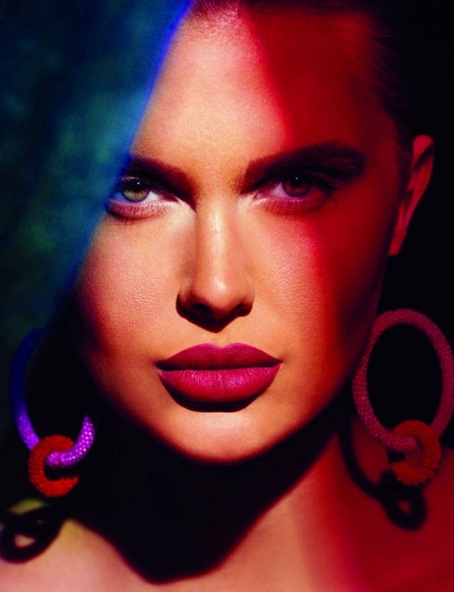 تم توحيد لون البشرة بواسطة كريم الأساس Teint Belle Mine Naturelle Les Beiges والبودرة Poudre Lumière Les Beiges من Chanel. وعلى العينين، تم استعمال الظلال Eye Color Quad 01 Golden Mink من Tom Ford ، والماسكارا Mascara Hypnose Noir من  Lancôme. أما الشفتان فتم تلوينهما بأحمر الشفاه Kisskiss Matte M331 Chilli Red من Guerlain. أقراط للأذنين من Oscar de la Renta.