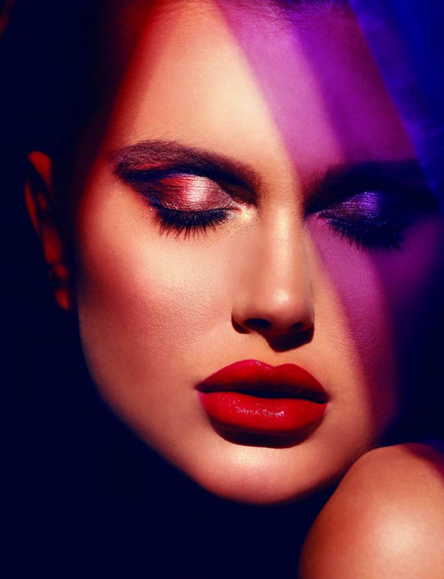 تم توحيد لون البشرة بواسطة كريم الأساس Forever Diorskin Undercover والبودرة DiorBlush 676 Coral Cruise من Dior. وعلى العينين، تم استعمال الظلال Palette 5 Couleurs 067 Provoke من Dior ، والظلال Ombre Premiere Creme 816 Obscur من Chanel ، والماسكارا Mascara The Shock Noir من Yves Saint Laurent. أما الشفتان فتم تلوينهما بأحمر الشفاه Artist Plexi-Gloss 403 Red من Make Up For Ever ، فيما تم تلوين الأظافر بالطلاء Le Vernis Rose  Neon من Chanel.