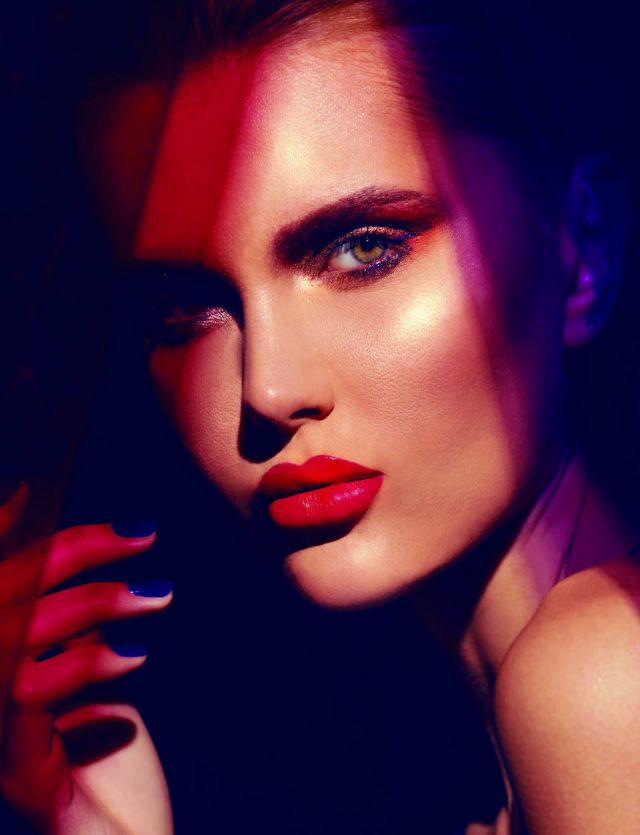 تم توحيد لون البشرة بواسطة كريم الأساس Touche Eclat All-In-one Glow من Yves Saint Laurent ، والبودرة Blush Subtil 032 Rouge in Love من Lancôme. وعلى العينين، تم استعمال الظلال Palette regard Belle Mine Les Beiges Deep من Chanel ، و Star Liner Deep Violet من Natasha Denona لدى Sephora ، والماسكارا Mascara Diorshow Noir من Dior. أما الشفتان فتم تلوينهما بأحمر الشفاه Gloss Interdit Vinyl N12 Rouge Thriller من Givenchy ، فيما تم تلوين الأظافر بالطلاء Le Vernis 622 Violet Piquant من Chanel.