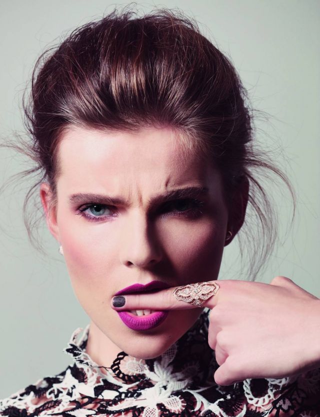 هل أظافرك قصيرة؟ لوّنيها بطلاء أظافر داكن مثل Burberry Beauty Nail Polish In Storm Grey