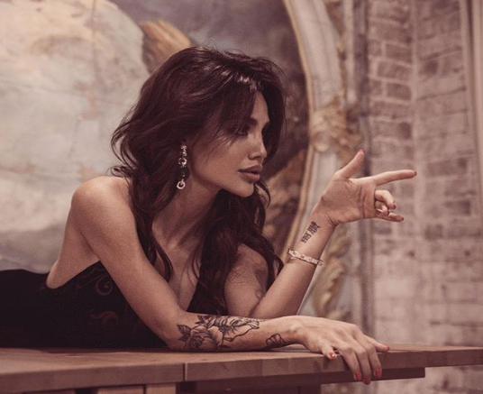 بالصور - أنجيلينا جولي الروسية أصبحت مايكل جاكسون