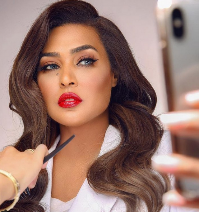 بالصورة – وعد تكشف سبب عدم ارتدائها العباءة... وهذه نصيحتها للمرأة السعودية قبل القيادة