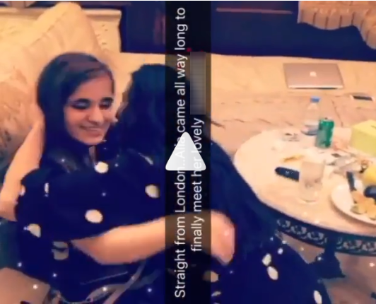 بالفيديو – معجبة مقعدة تأتي من لندن الى لبنان لتلتقي هذه الفنانة الشهيرة... اللقاء مؤثر جداً