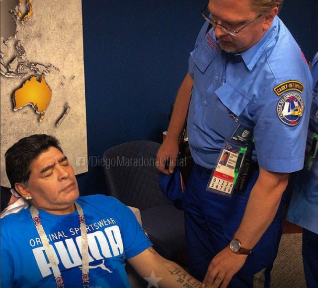 بالفيديو - مارادونا إلى المستشفى بسبب المونديال... هذا ما حدث له