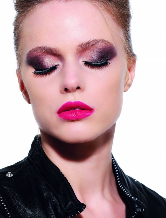 لا يكتمل ماكياج السهرات من دون الرموش الطويلة والألوان الدخانية. جربي: Max Factor Masterpiece Nude Palette Contouring in Golden وأحمر الشفاه Chanel Rouge Coco Lip Blush in Rouge Captivant No418