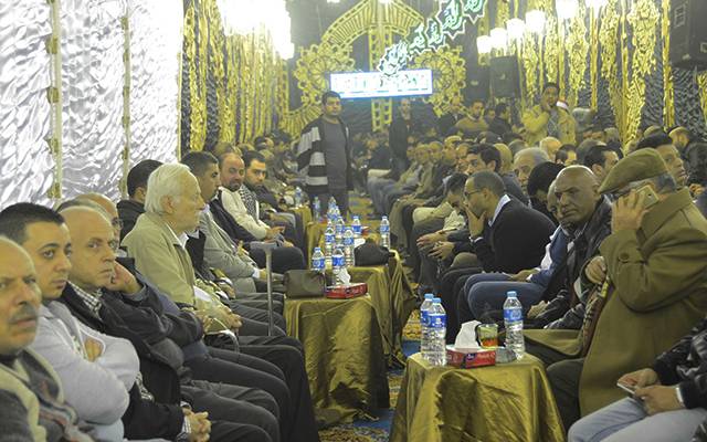 الموت يفجع ممثلاً مصرياً شهيراً بوفاة والدته