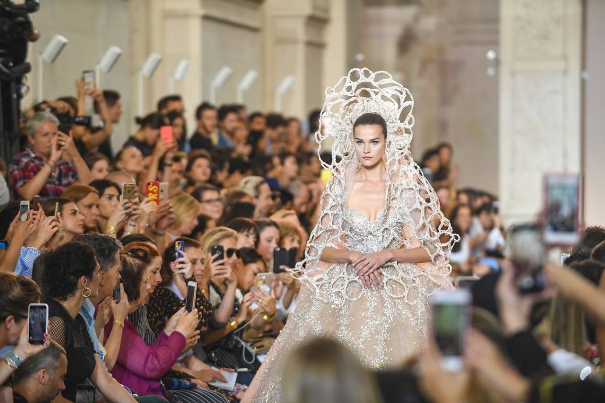 رحلةٌ حالمة إلى برشلونة مع إيلي صعب ومفاجأة بعد عرضه الباريسيّ