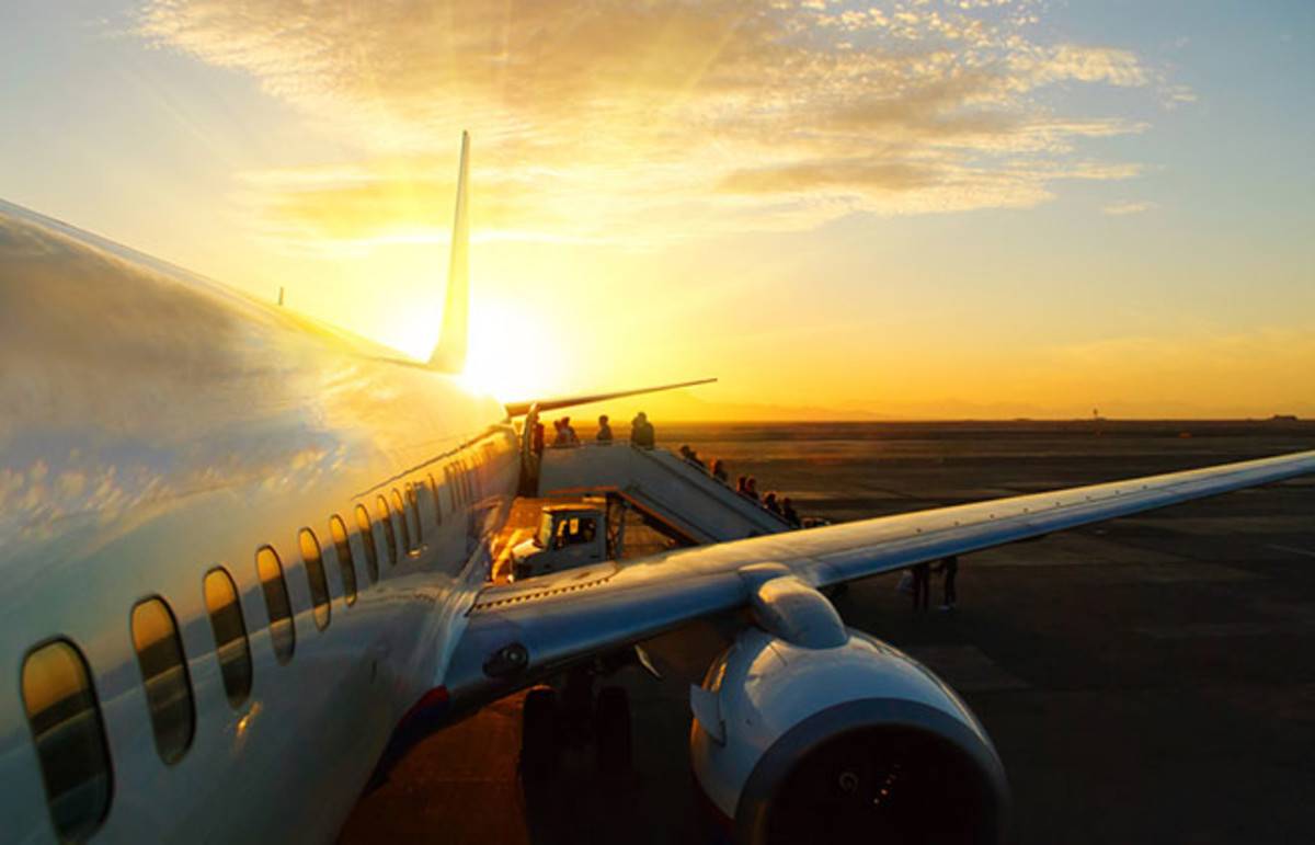 بالفيديو – الرجل الذي أذهل العالم... هكذا منع طائرتين من الإقلاع بيديه