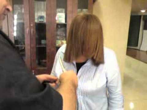 نجمة جديدة تتخلى عن شعرها الأسود الطويل وتبدو كشابة عشرينية