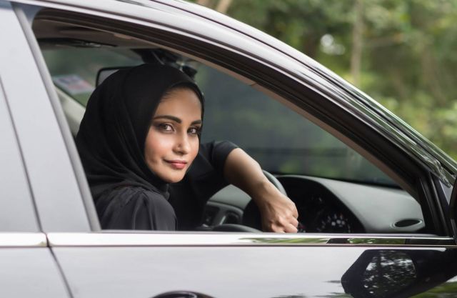 بالفيديو – شاهدوا أول حادث سير لامرأة سعودية... والمواقع تشتعل