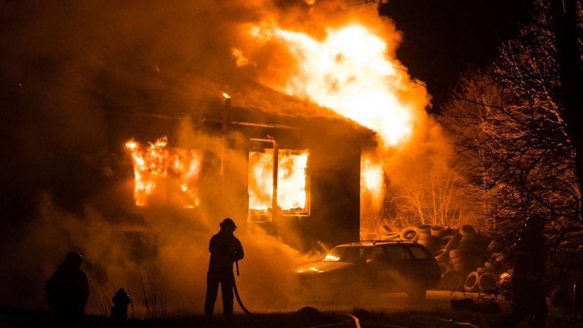 شاب يقتل والده وزوجته بأبشع الطرق... هكذا خطط للجريمة ونهايتها أفظع مما تتوقعون