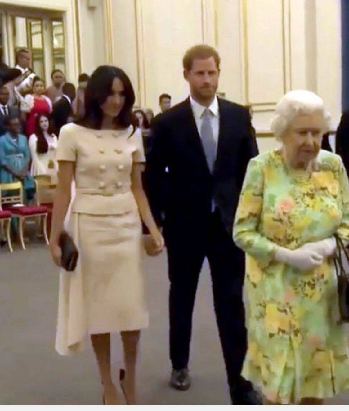 بالصور - بعد الإهانة الأولى بشبك قدميها أمام الملكة... ميغان ماركل في إهانة جديدة