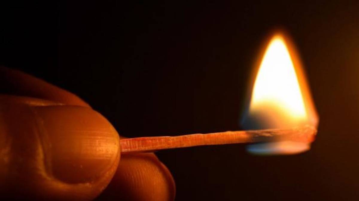 جريمة مروعة في السعودية.. سكب البنزين على أبيه النائم وأشعله