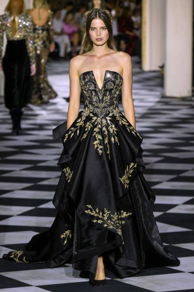 الأزياء العسكرية وحكايات إمبراطورات روسيا في تصاميم زهير مراد لخريف وشتاء 2019