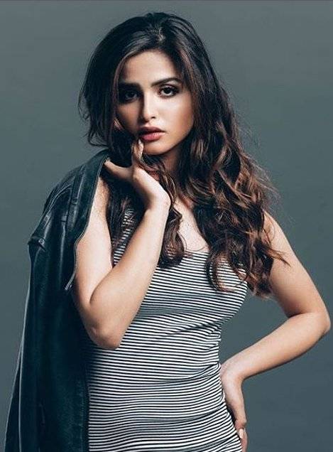 بالفيديو- شاهدوا حلا الترك تخجل من مذيع العربية مباشرة على الهواء