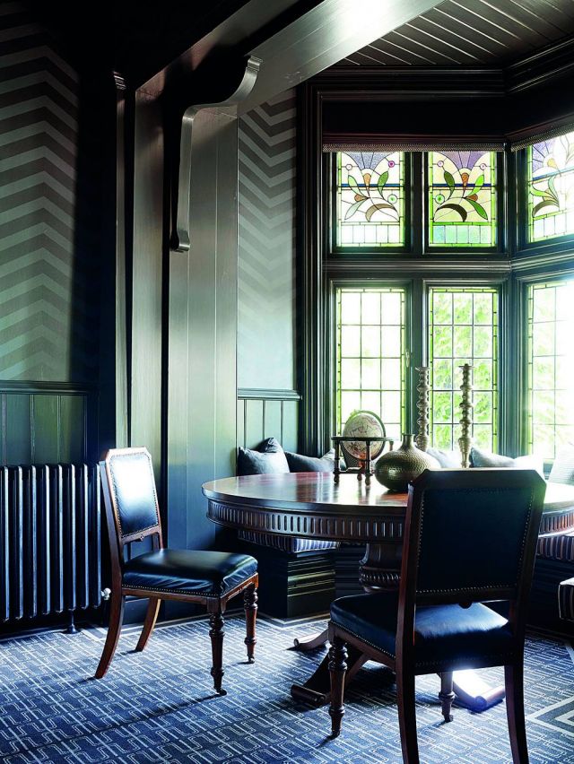 ركن حميم لتناول الطعام يطل على الحديقة