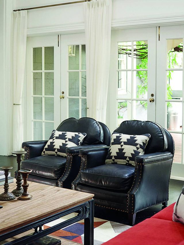 ركن من صالة الجلوس تحتله مقاعد من الجلد الأسود