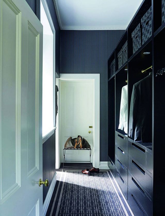 غرفة الملابس الخاصة بإحدى غرف النوم